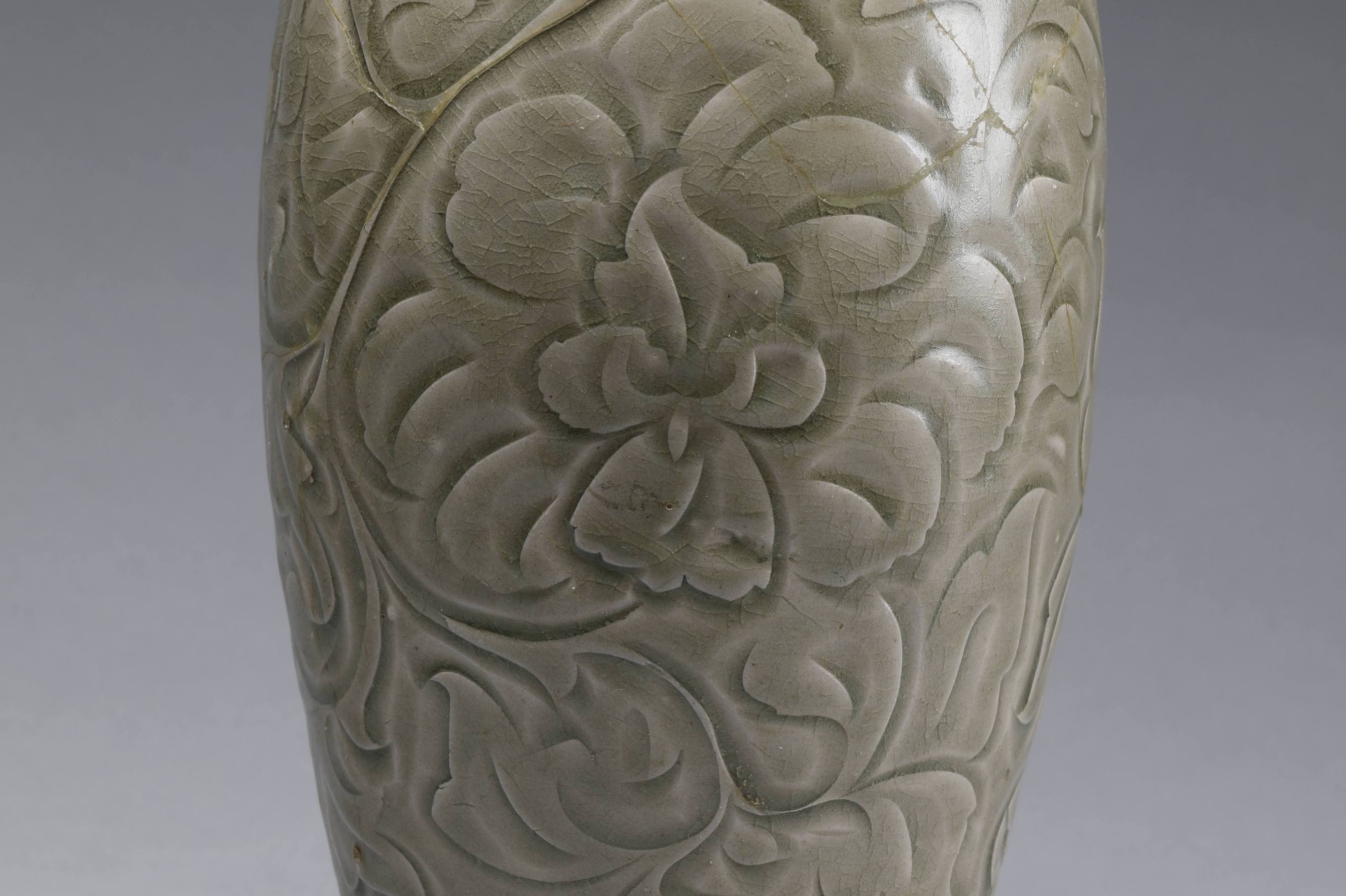 北宋青釉刻花牡丹纹瓶