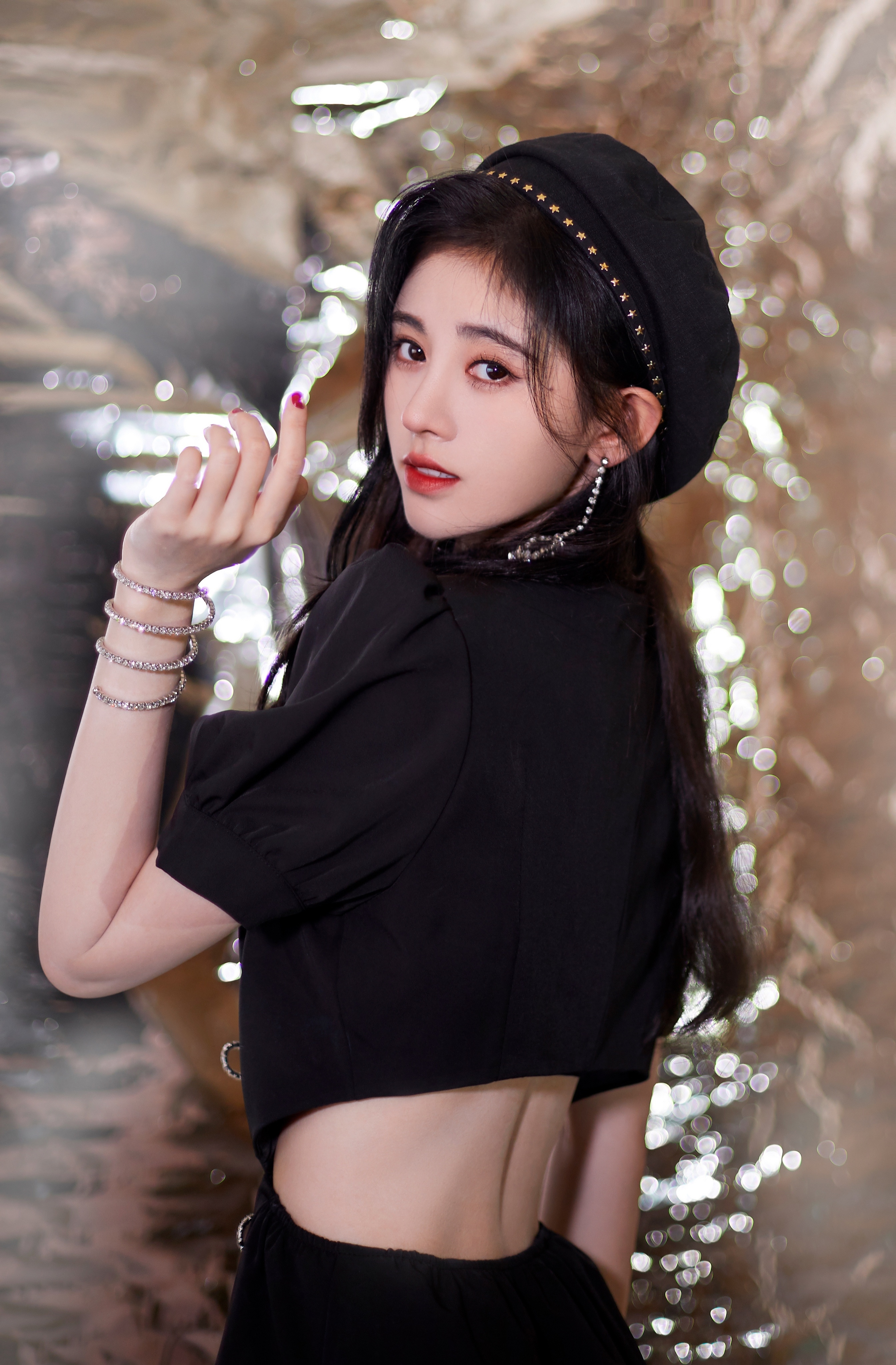  p>鞠婧祎(kiku),1994年6月18日出生于四川省遂宁市,中国内地影视女