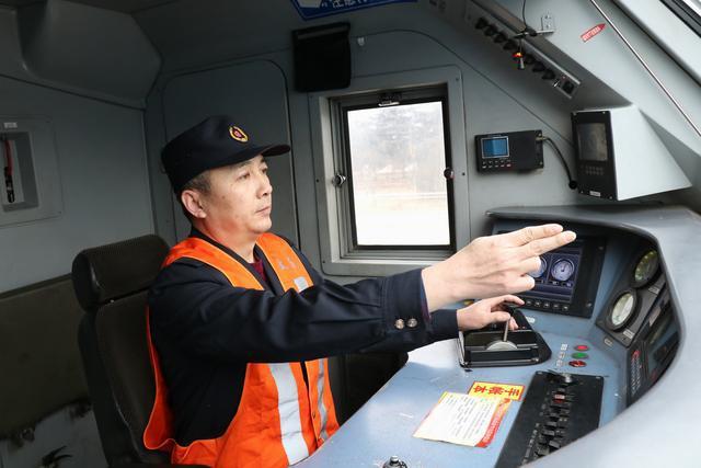  p>张新军,大秦铁路股份有限公司侯马北机务段调车车间内燃机车司机.