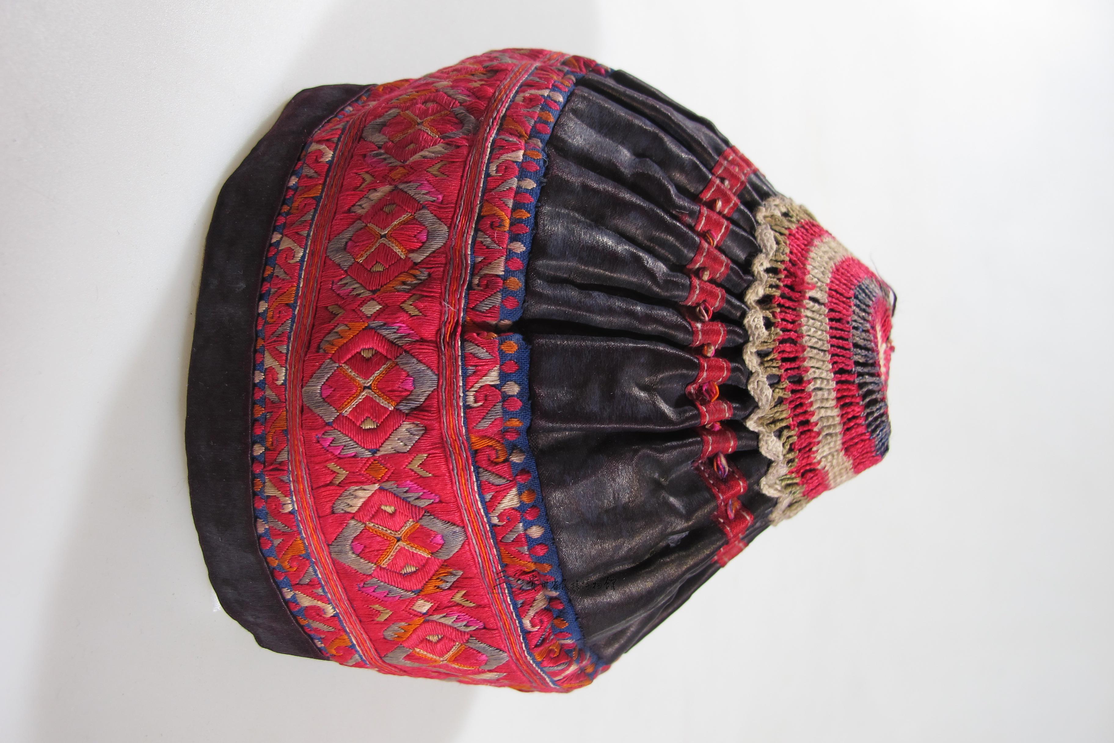 当代黄平苗族熏染挑花蝴蝶纹女童帽