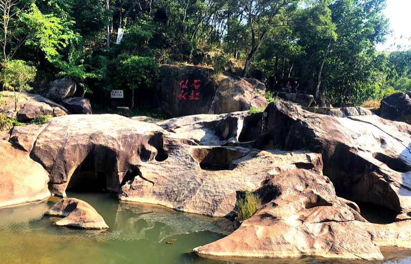 因为仙桥那里有一个个大小不一,玲珑别致的石缸,石水缸也叫仙桥石水缸