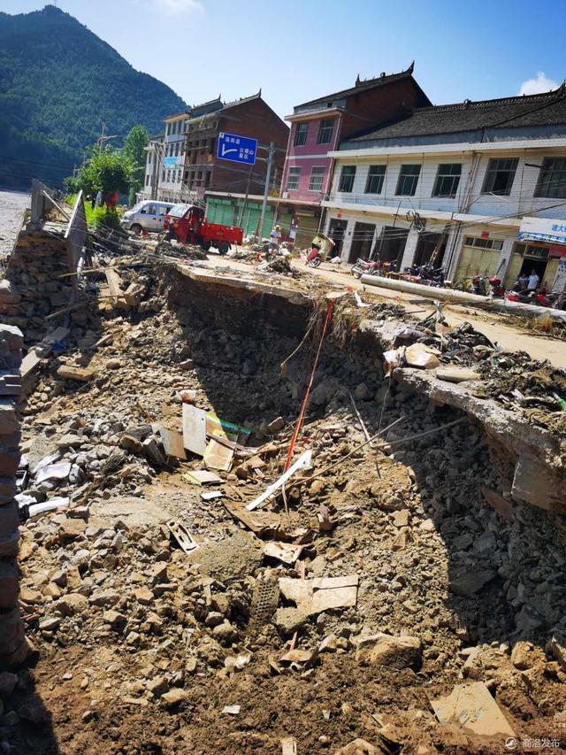  p>2020年8月6日,陕西省洛南县出现暴雨现象,发生洪灾.