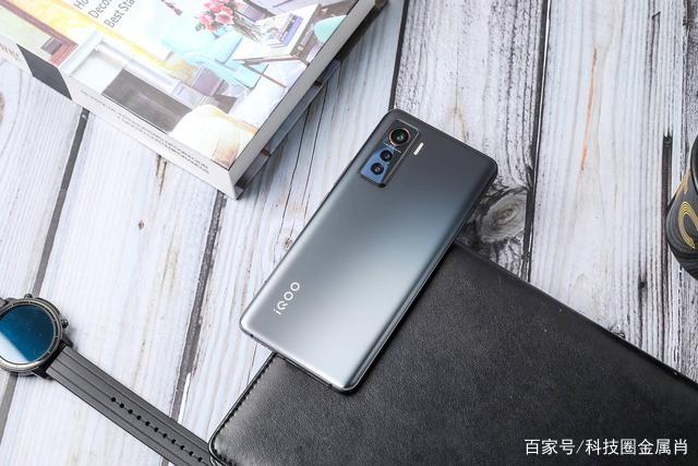 为何iQOO 5被大家称为满分旗舰？真正上手之后，我知道了_百科TA说