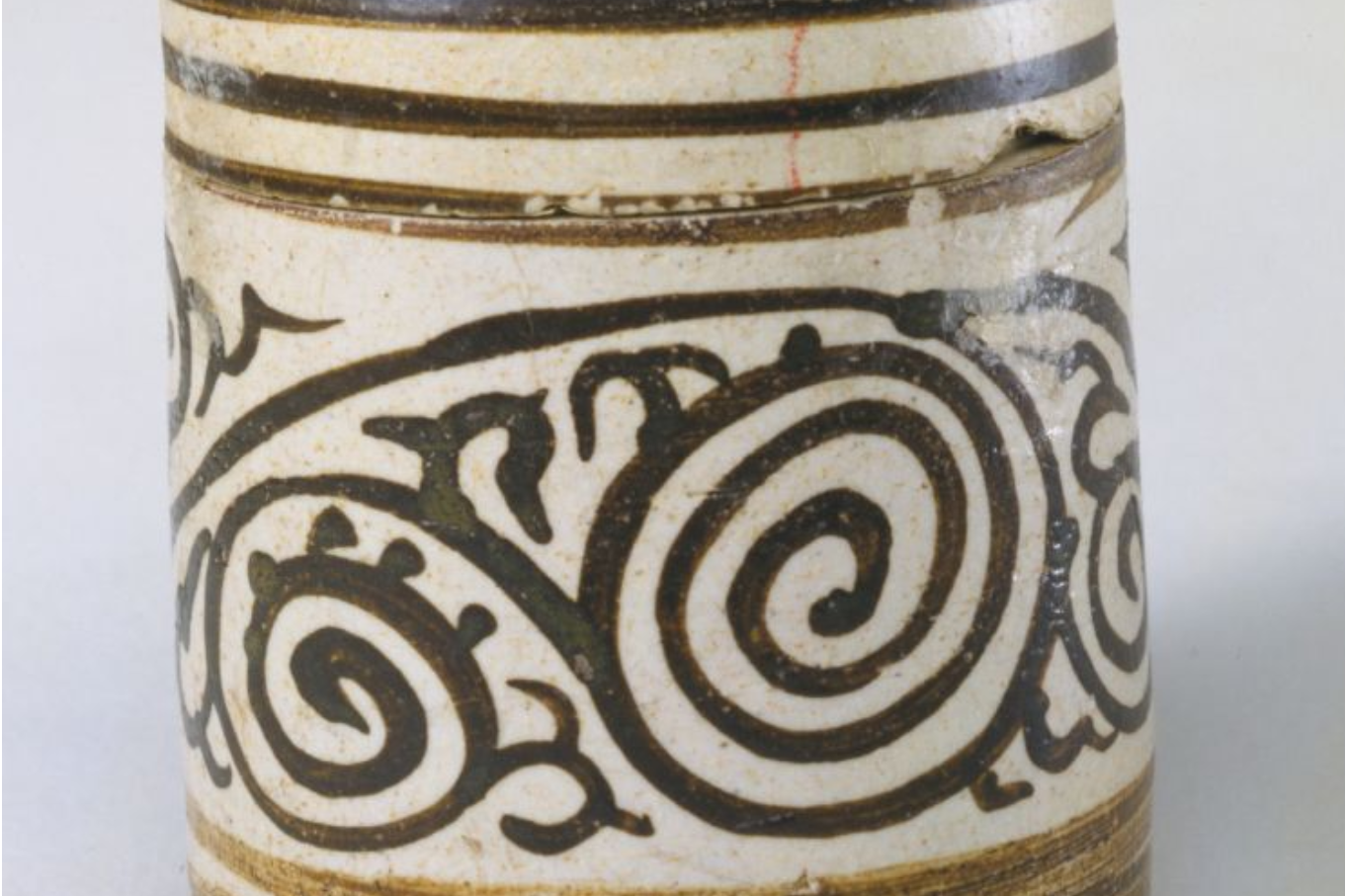  p>元吉州窑白地黑花卷草纹罐属于元代瓷器,通高6.5厘米,口径5.