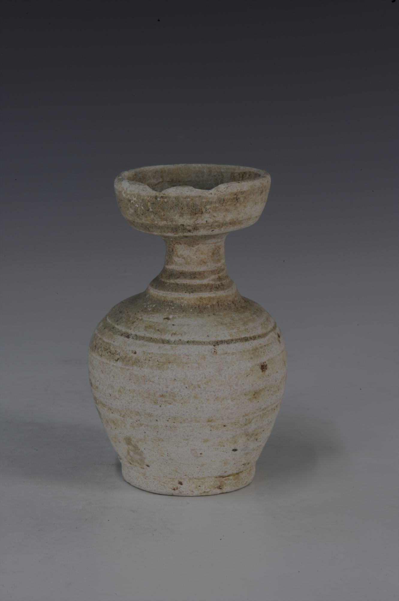  p>宋代青釉弦纹盘口瓷瓶是一件宋代瓷器,馆藏于海南省博物馆. /p>