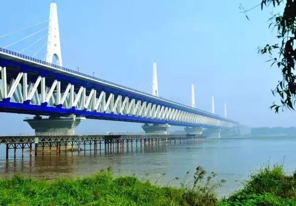 是中国河南省境内一座连接郑州市惠济区和新乡市原阳县的黄河大桥,是