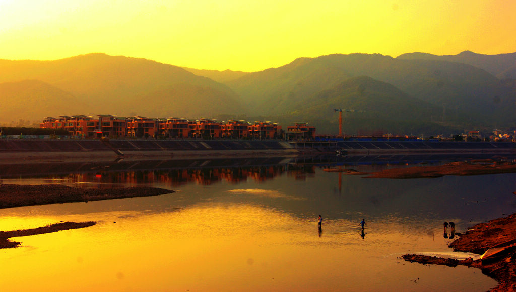  p>石窟河(shíkū hé)又名石窟溪,蕉岭河.