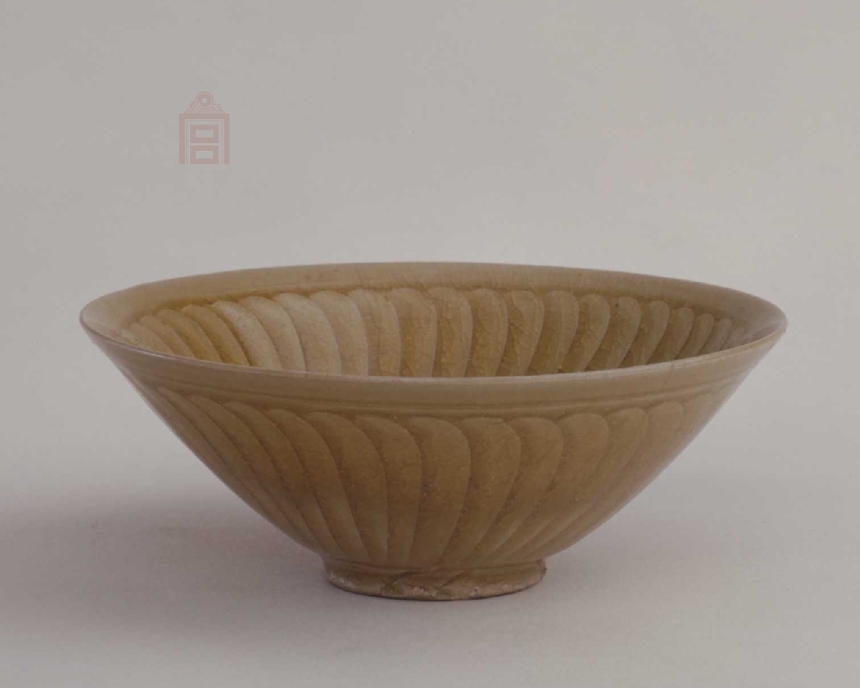  p>宋耀州窑青釉刻花菊瓣纹碗为宋代耀州窑青瓷的代表作品.