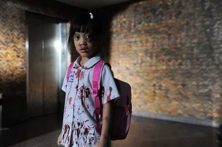  p>609猛鬼附身讲述的是被妈妈遗弃的小女孩总是被爸爸虐待,一直受到