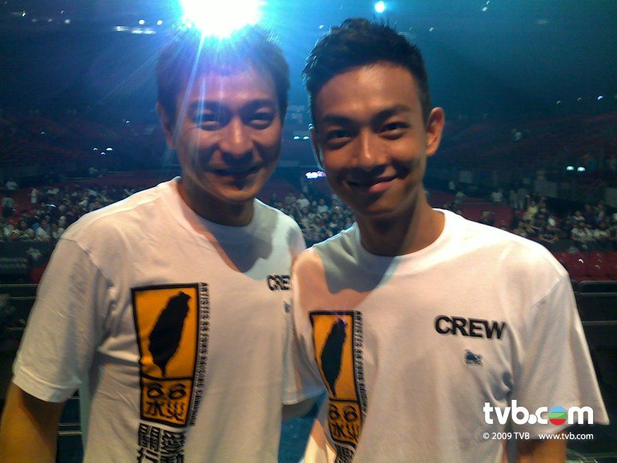  p>梁竞徽 i>(oscar leung) /i>,原名梁烈唯,1979年3月26日生于中国