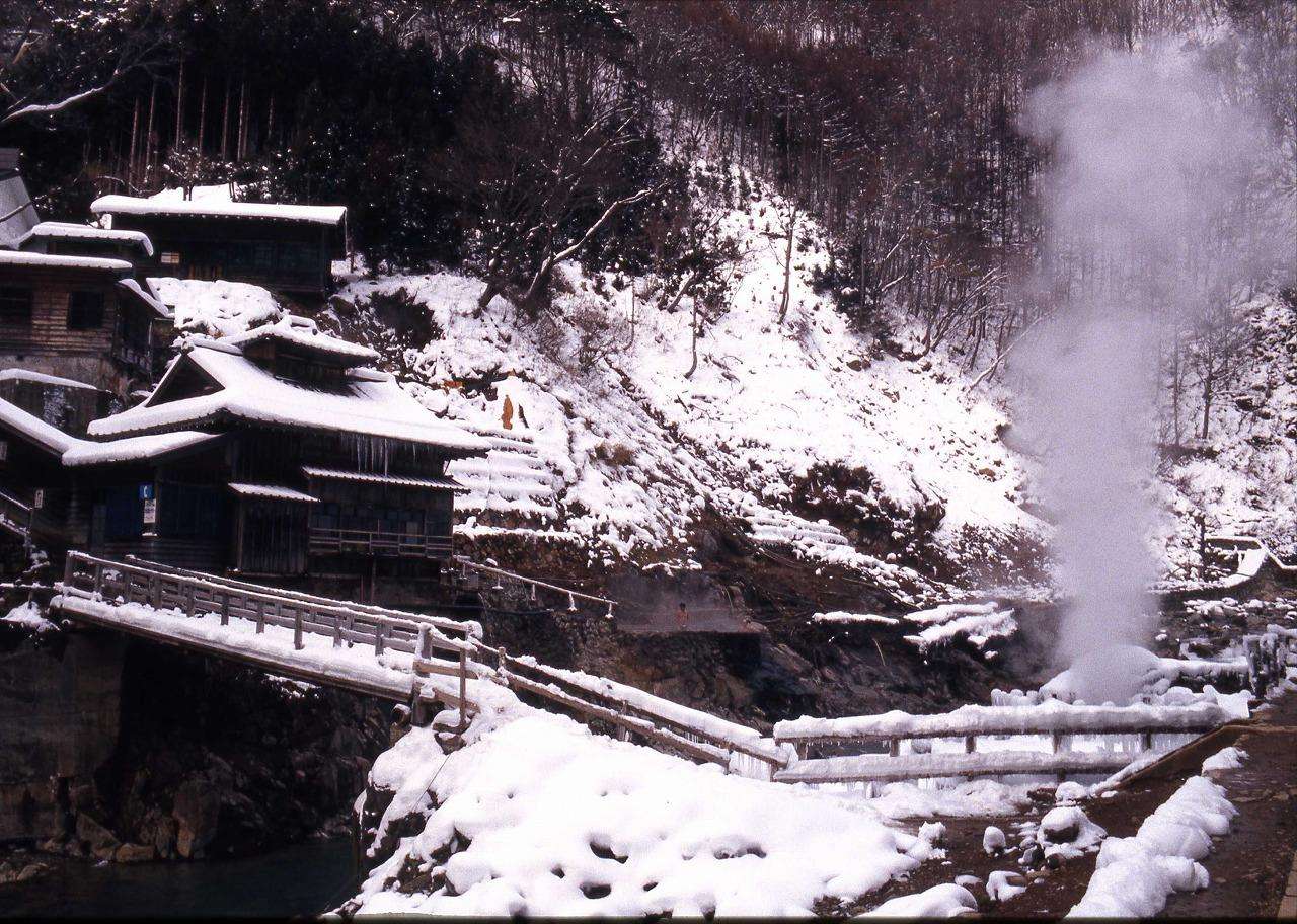  p>地狱谷温泉(jigokudani hot springs)是日本长野地狱谷野猿公园的