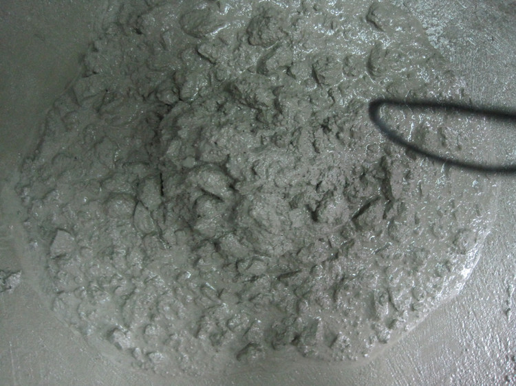  p>新拌混凝土是指各组成材料按一定比例配合,搅拌均匀而成,尚未凝结