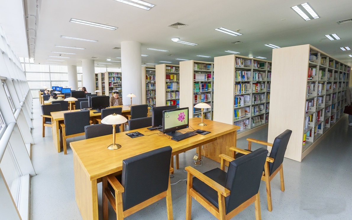  p>达州图书馆1976年始建于达城朝阳东路文化巷,2001年搬迁至达城荷叶