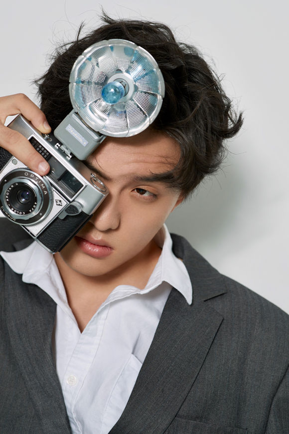  p>郑伟,2000年12月18日出生于北京市,中国内地影视男演员,就读于南京