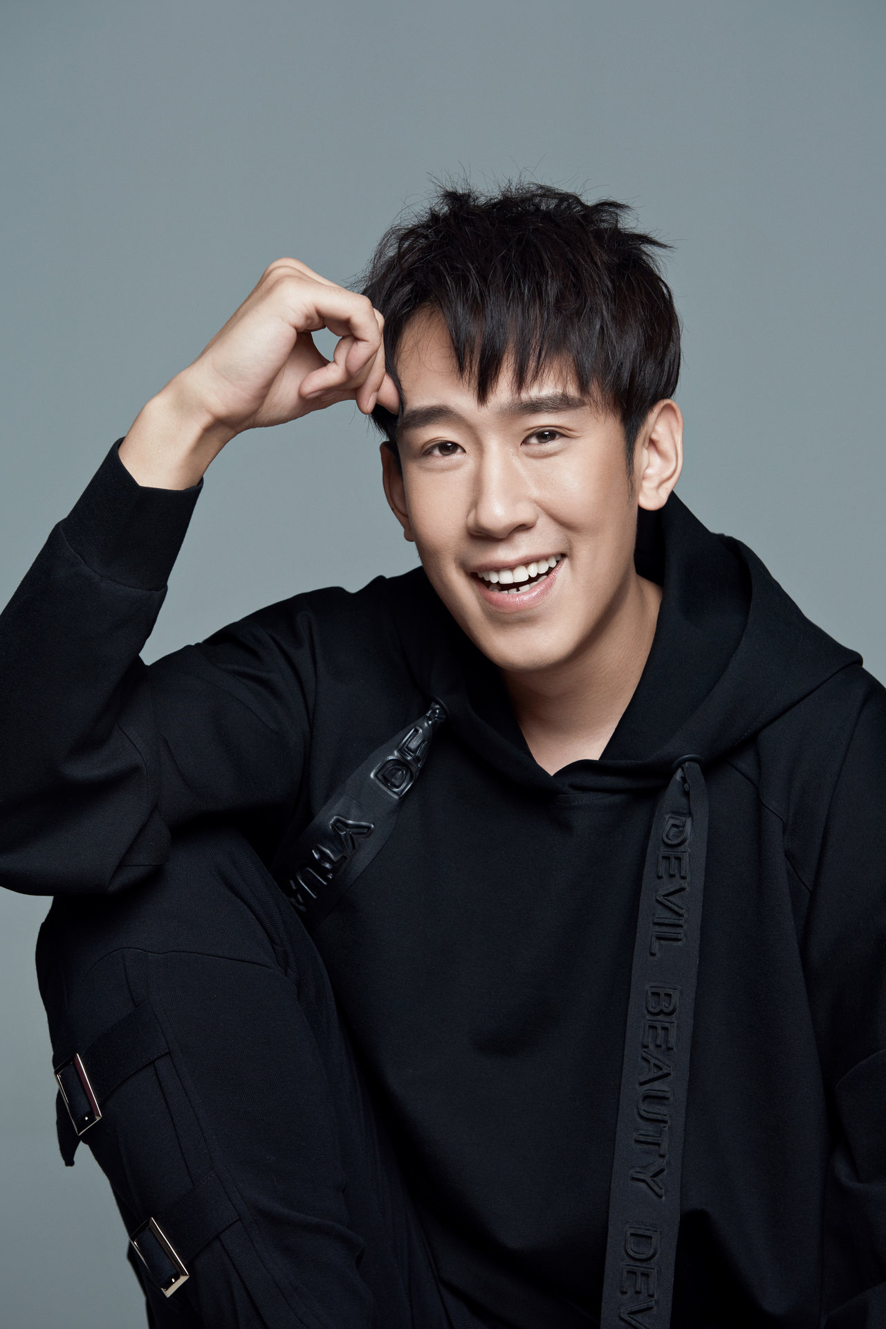 毕业于沈阳师范大学,中国内地主持人,演员