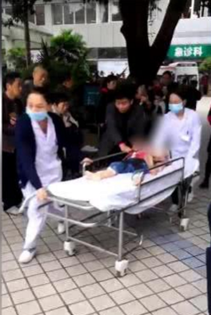 39岁)在巴南区鱼洞街道新世纪幼儿园门口持菜刀行凶,导