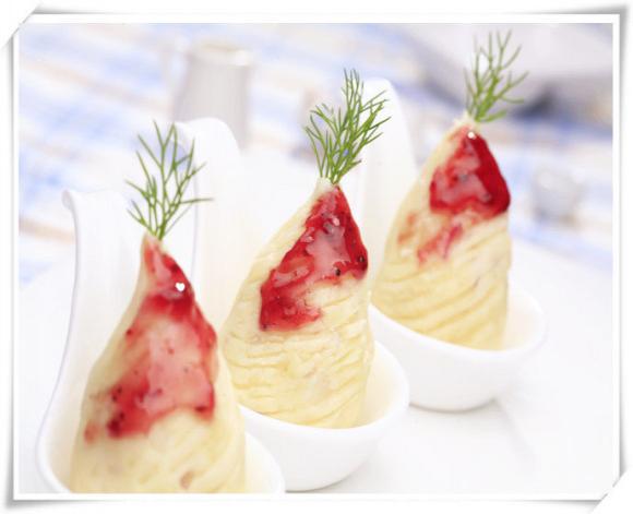  p>奶香草莓薯泥是一道美食,由土豆一个,黄油,儿童奶酪两个等原料制作