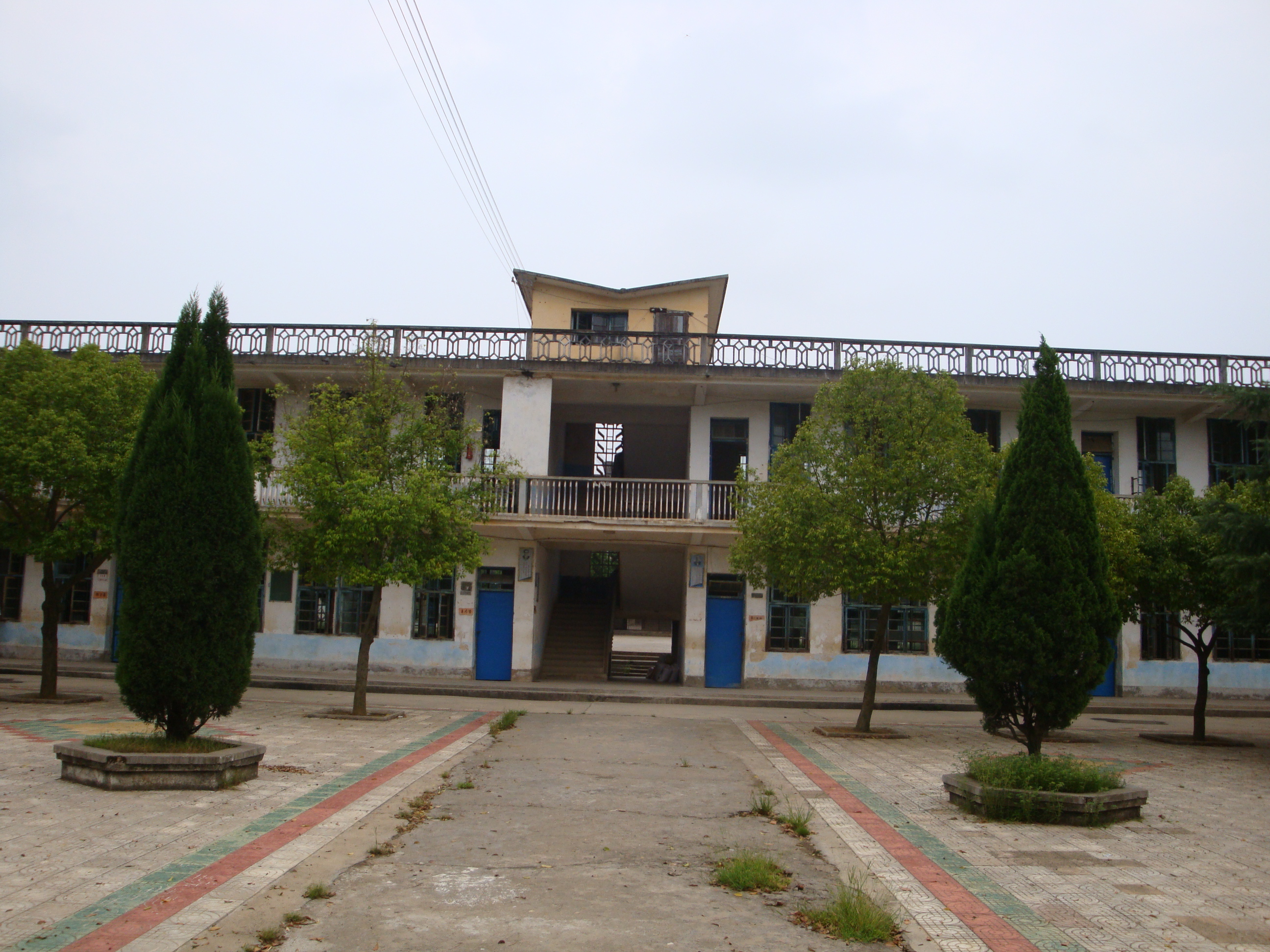 属南康市二类中学,1958年创办于龙华乡崇文村高堪上,1961年因涨洪水