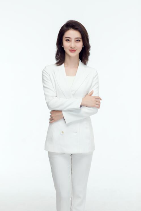  p>阳光,出生于山东济南,济南电视台首席节目主持人,毕业于中国传媒