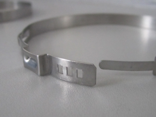  p data-id="gnwr54538q">耳卡箍,又称为单耳无极卡箍,是卡箍内圈没有