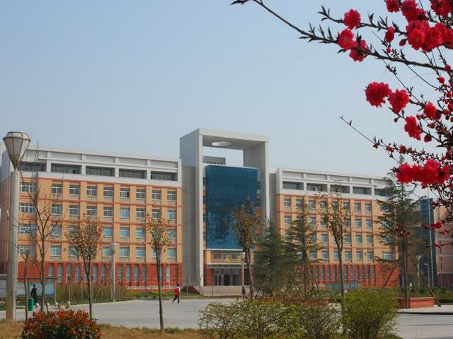 1 high school),简称"新乡一中",位于 a href="#" data-lemmaid="