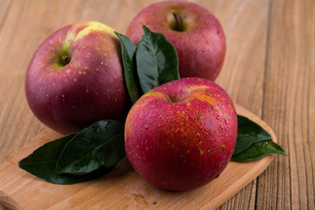  p>苹果是 a target="_blank" href="/item/蔷薇科">蔷薇科 /a> a