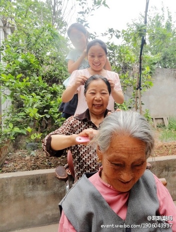  p data-id="gnvflcya5g">给妈妈梳头是谭木匠发起的一项关爱母亲的