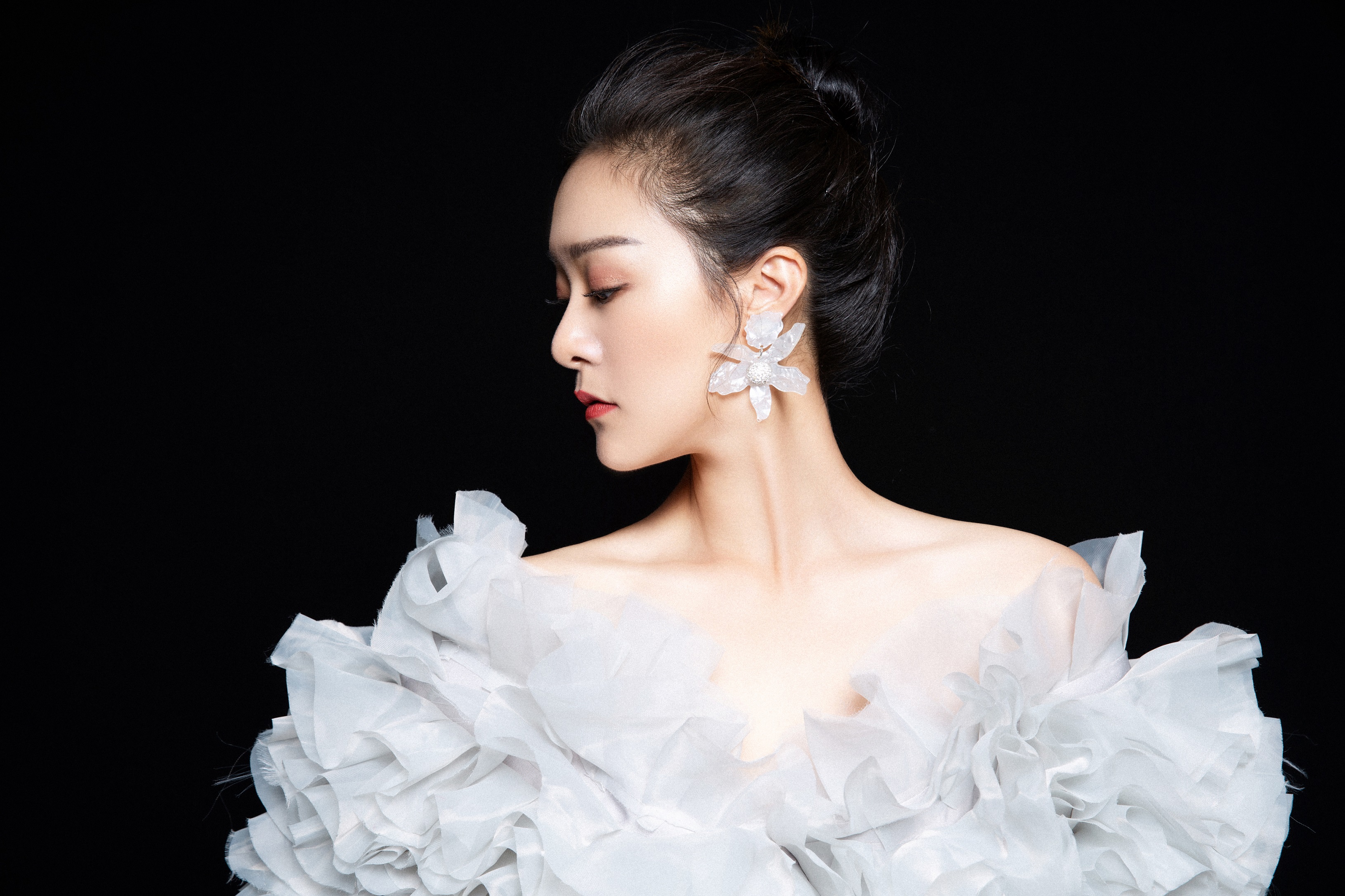 9zfzm">李思思是一名 a target="_blank" href="/item/演员/3106682"