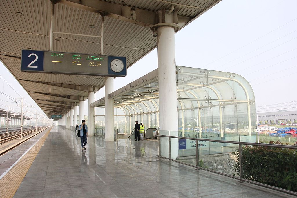 宝华山城铁站