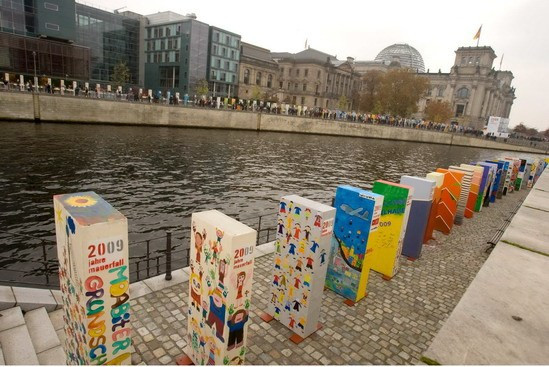 在这之前,数千名柏林人将1000块多米诺骨牌运到柏林墙原址,特别是在 a