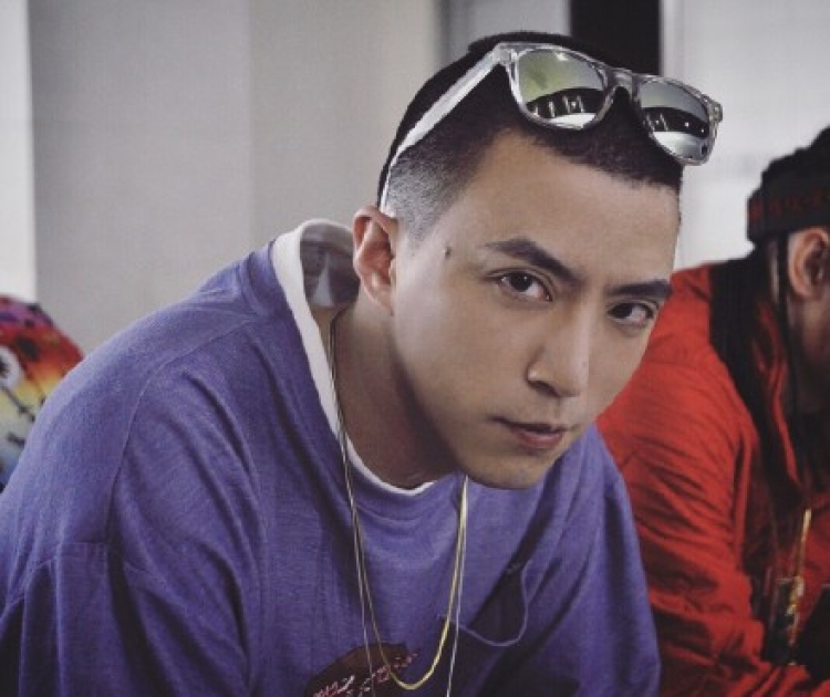 哈哈哈原来全世界的rapper都是台上酷，私下各个软萌羞涩小可爱_百科TA说