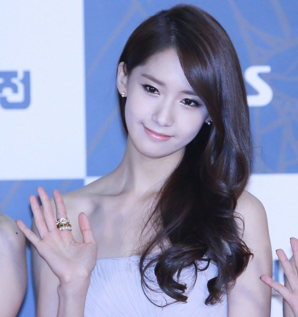  p>林允儿(yoona),1990年5月30日出生于韩国首尔永登浦区,韩国女歌手