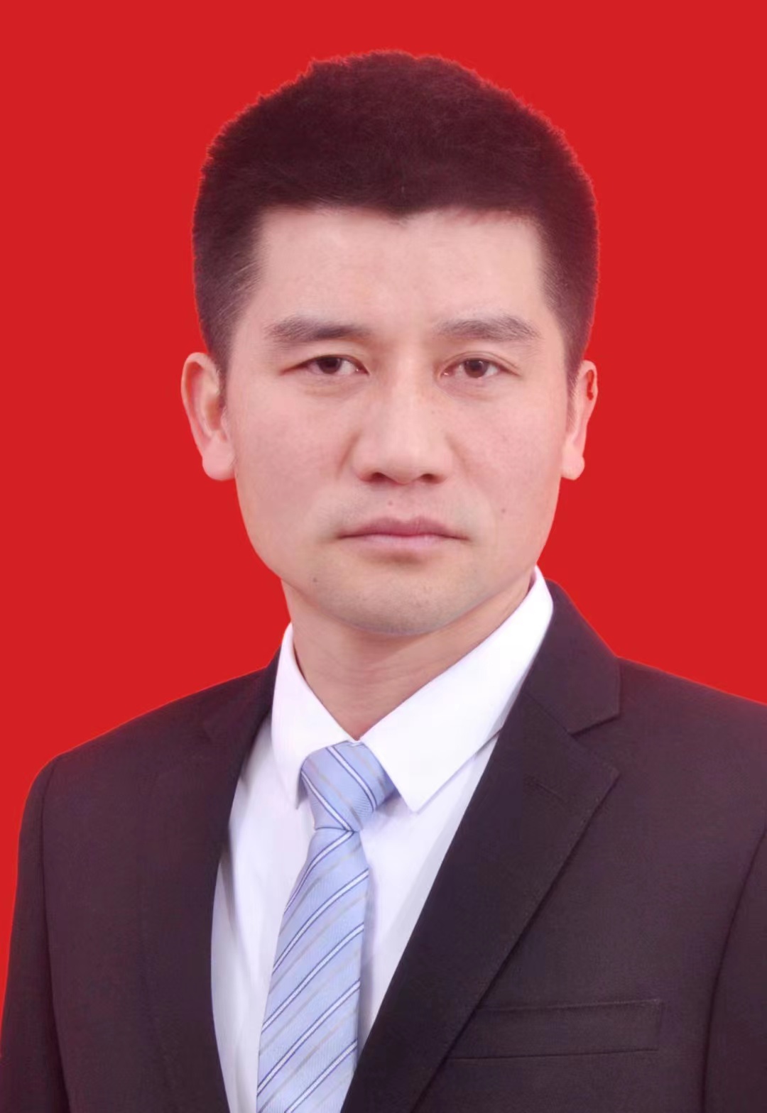 安徽和县人,男,省委党校经济管理专业毕业,省委党校研究生学历,中共