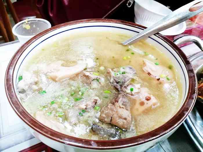 蜗牛肉片砂锅汤