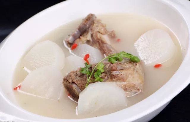  p>棒子骨炖萝卜是一道以猪棒骨为主要食材制作的美食. /p>