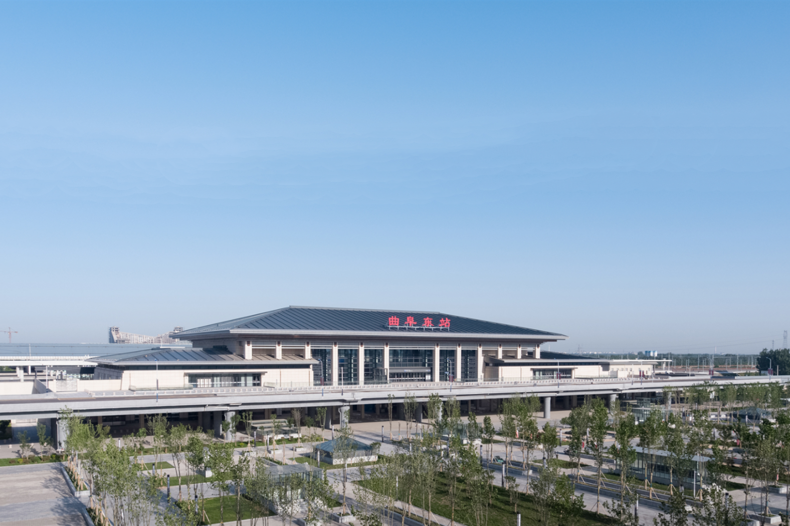  p>曲阜东站(qufudong railway station),位于中国山东省济宁市曲阜市