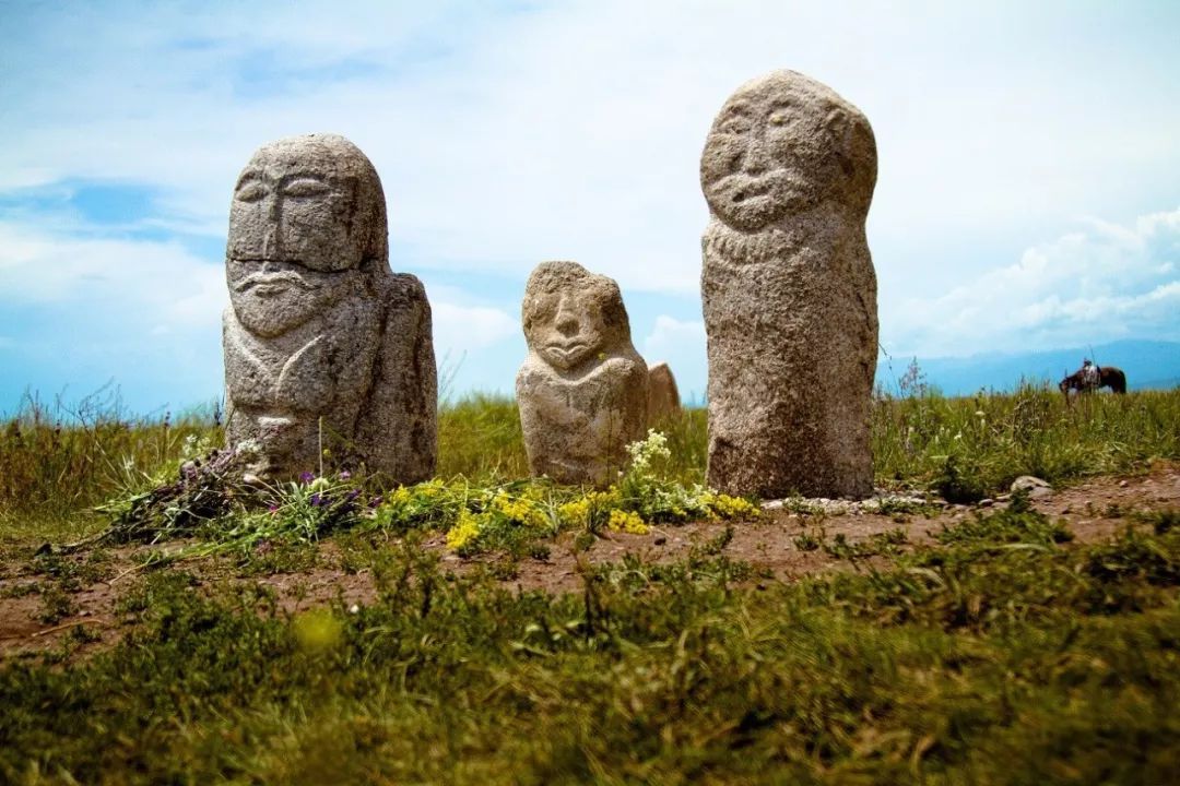 昭苏草原石人
