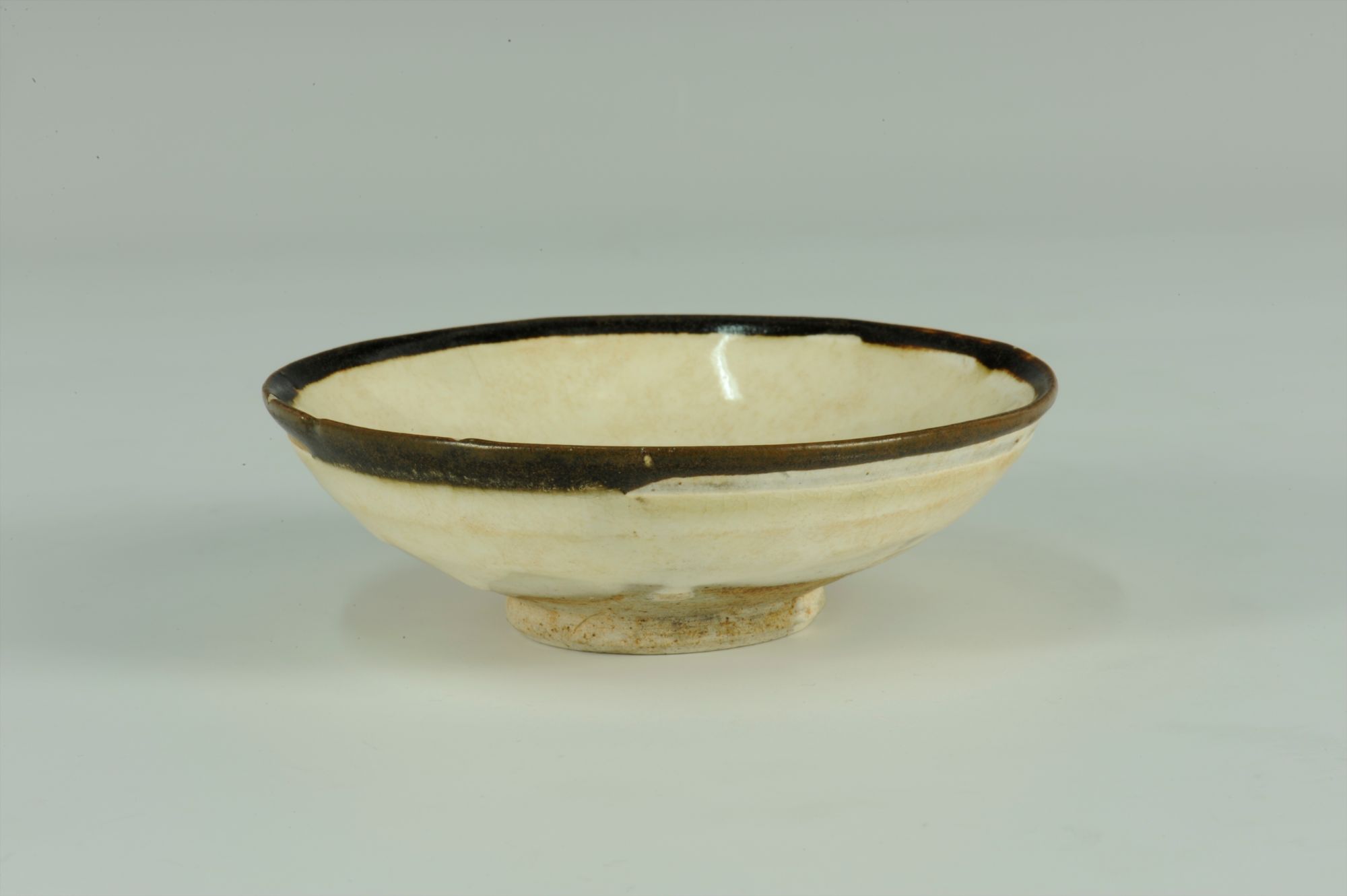 元代白釉黑边瓷碗