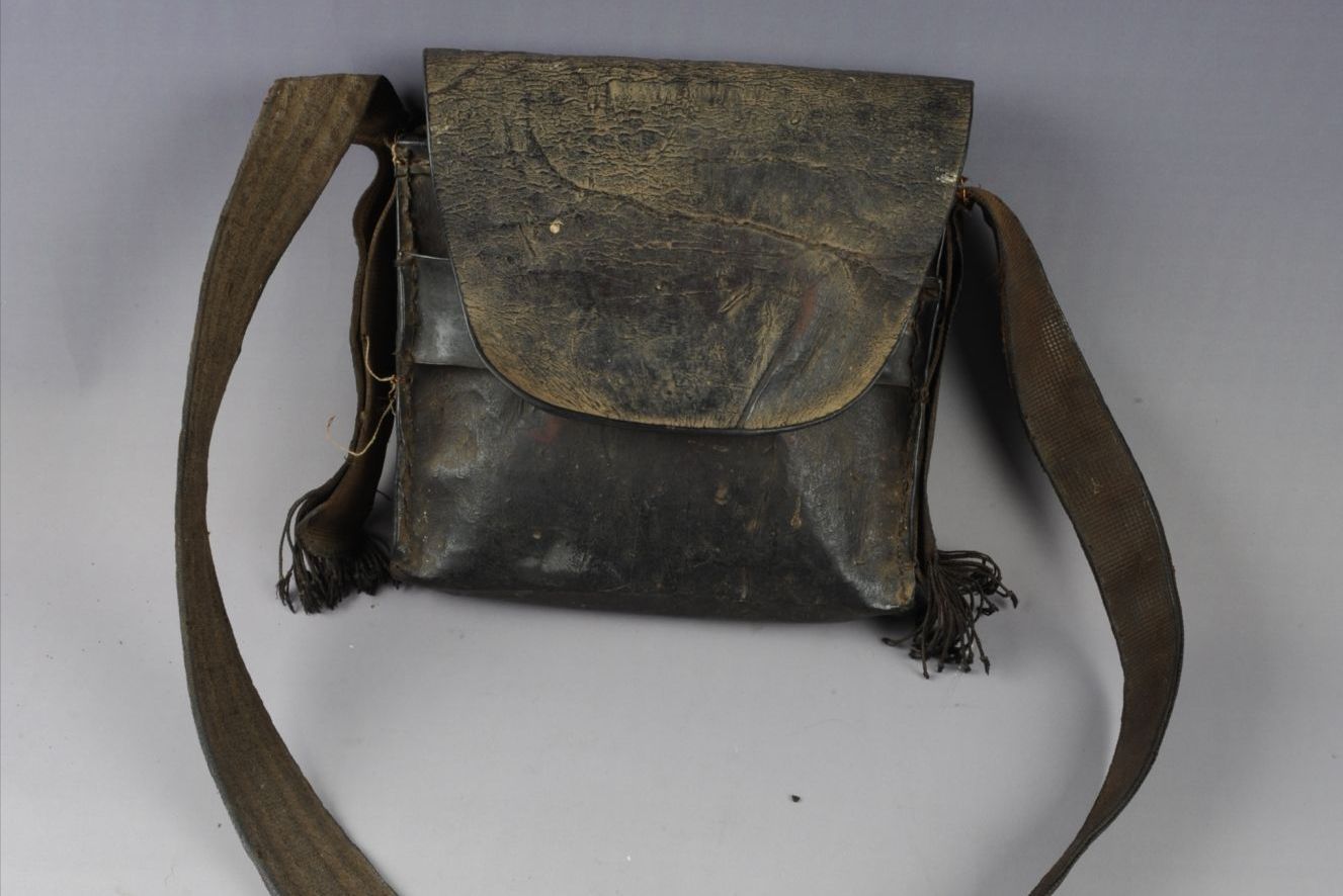 现代黎族皮火药袋