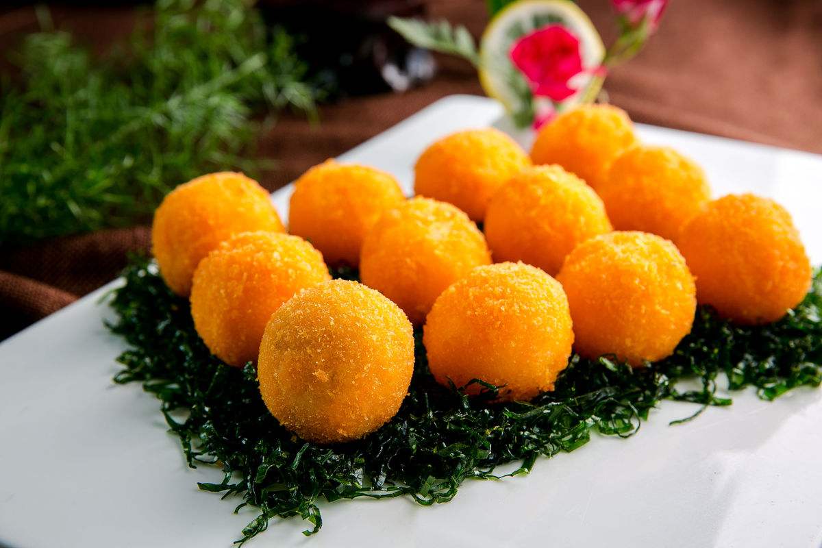  p>香芋丸子是一道由 a target="_blank" href="/item/芋头/5902"