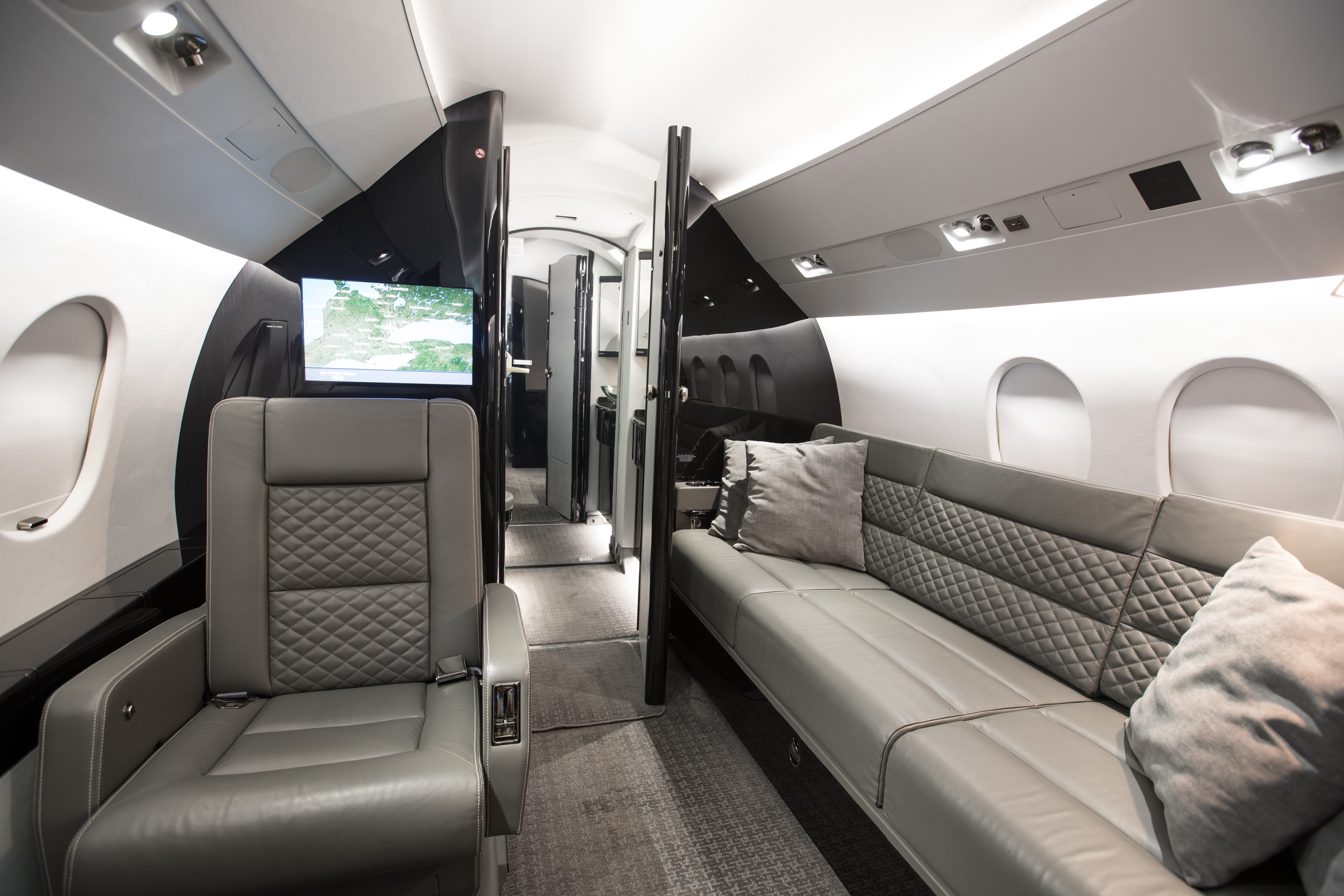  p data-id="slqxkjb0zd2b">惬意公务机,又名惬意私人飞机,法文