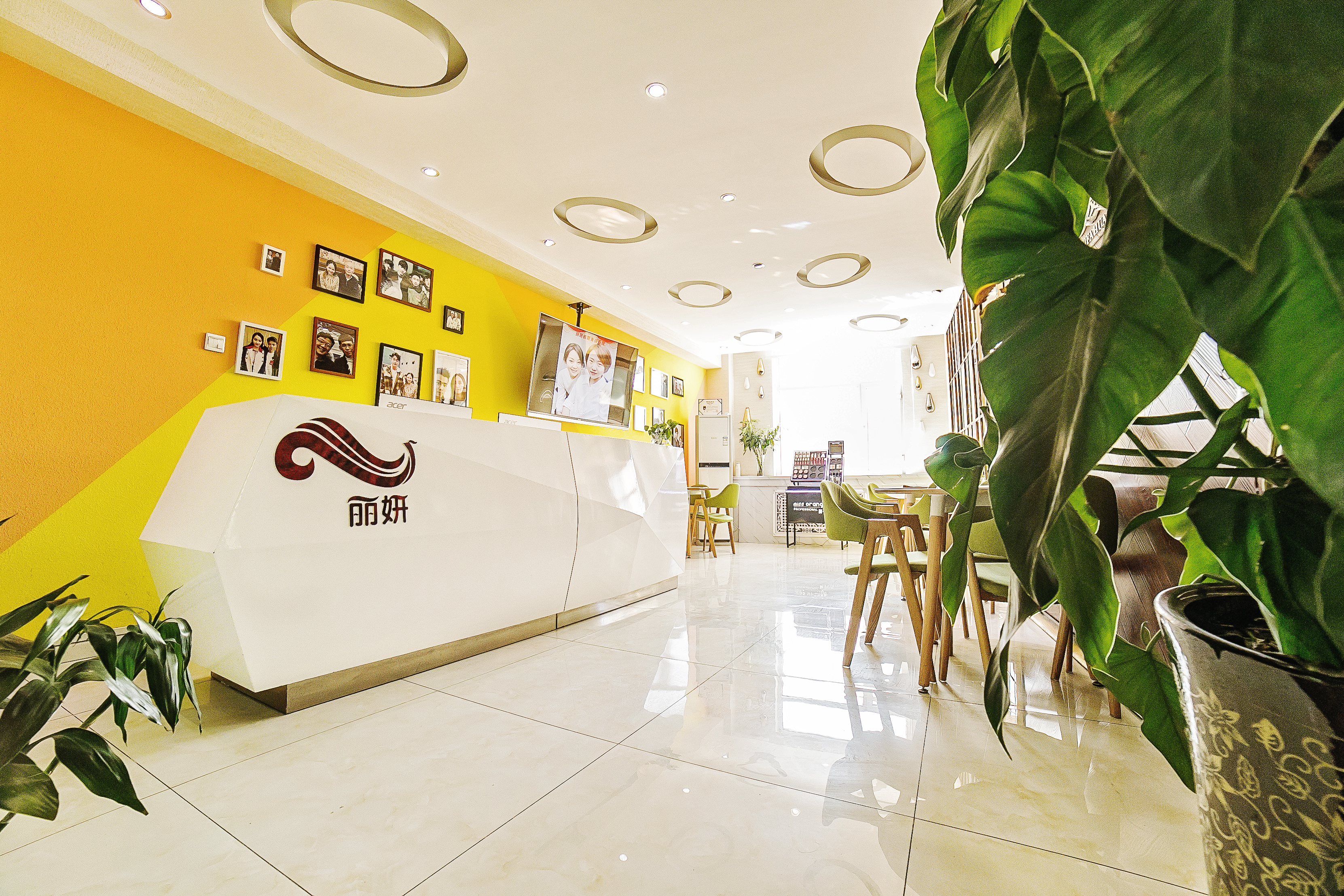  p>内蒙古丽妍美容美发化妆学校,创办于2001年,是一所专业从事化妆