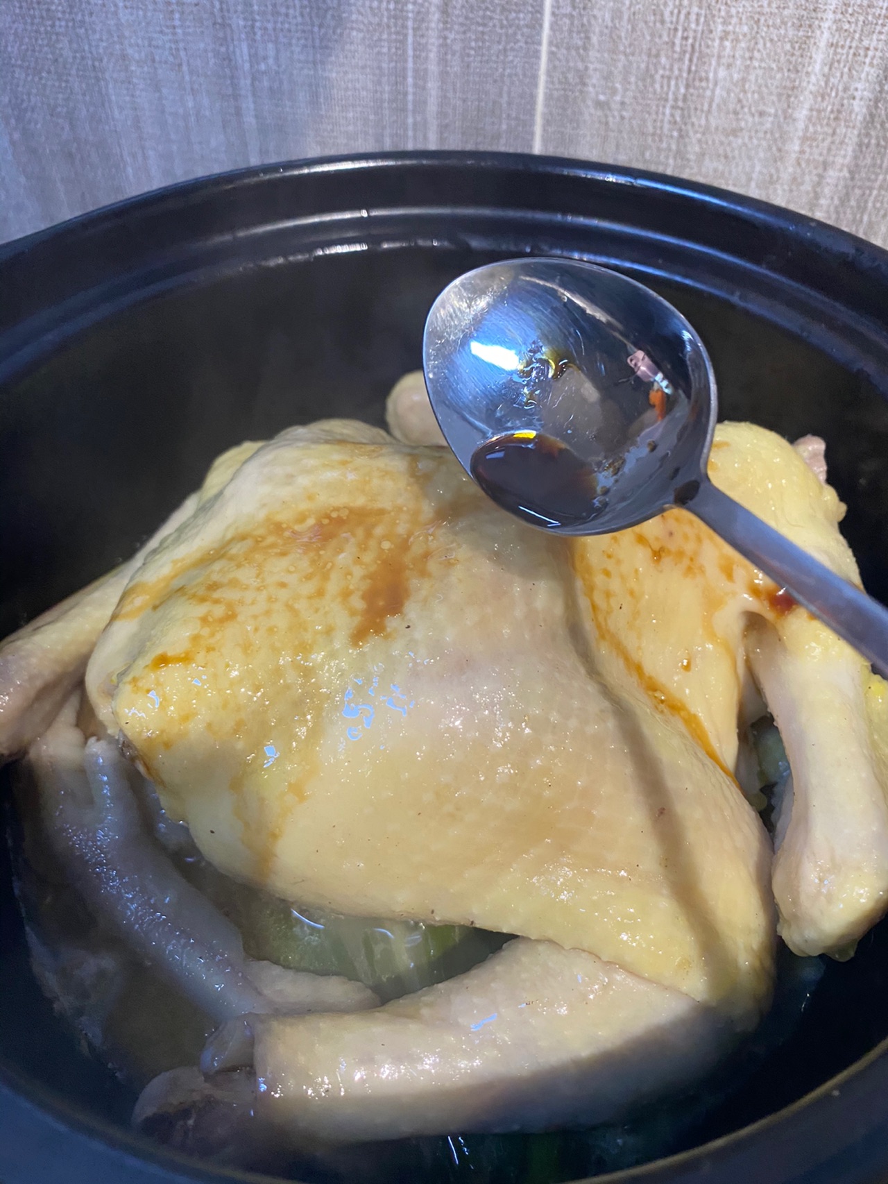  p>盐焗鸡是广东省客家地区的传统美食,属于 a target="_blank" href=