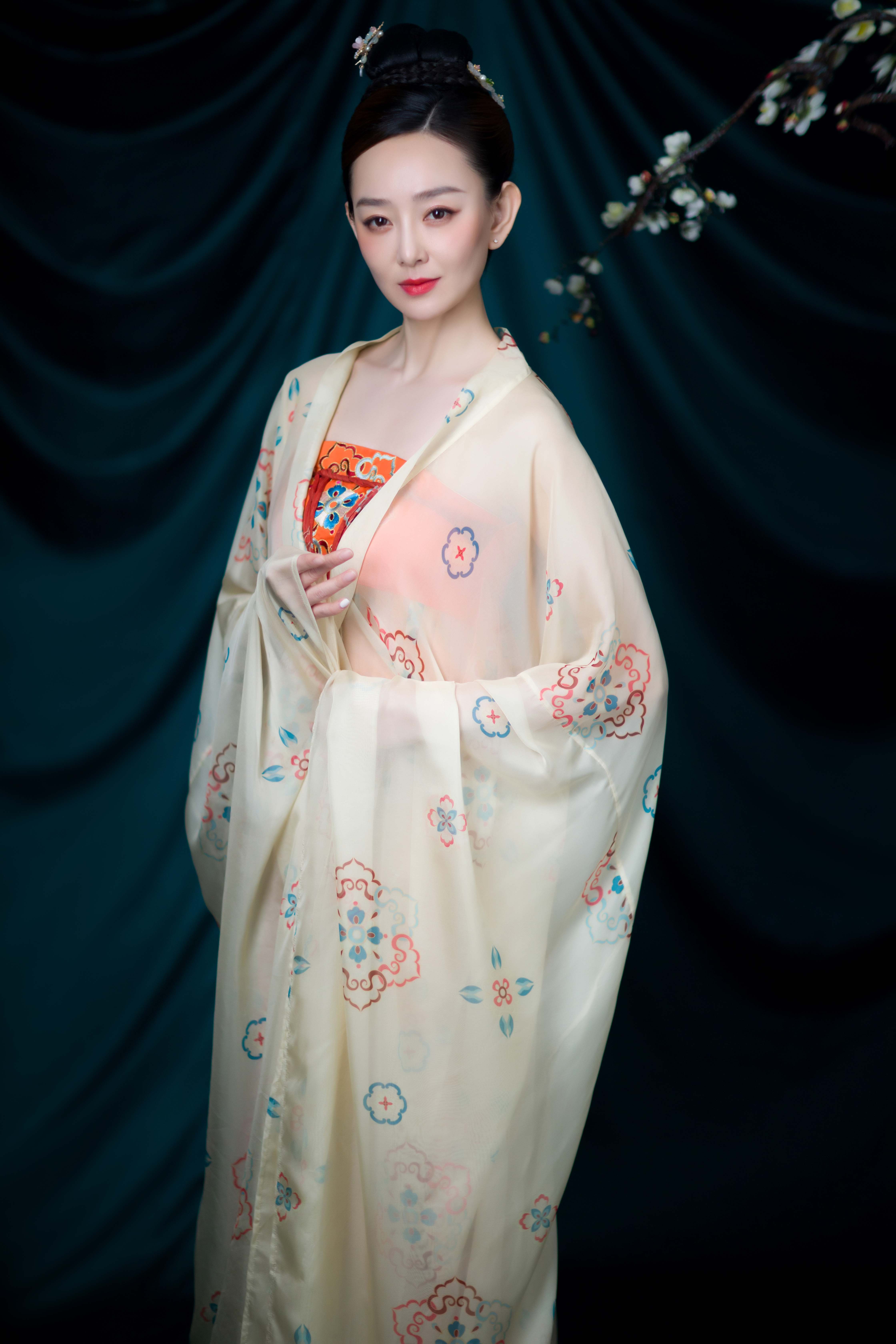 邓荔心,原名邓莉,中国内地影视女演员,毕业