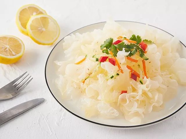  p>凉拌银耳是一道家常菜,营养美味,老少咸宜. /p>