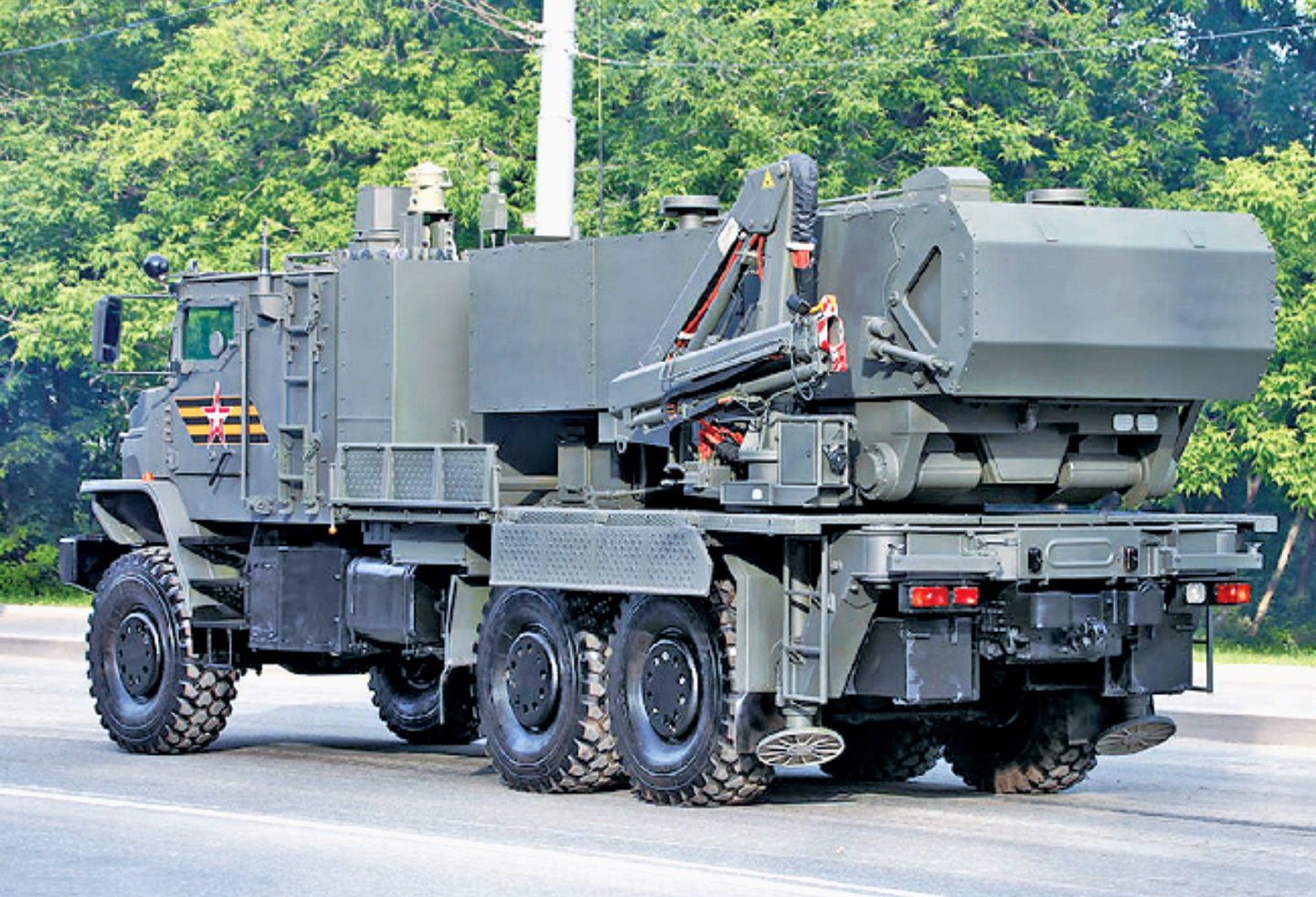  p>温压弹(英文:thermobaric bomb),又称:温压武器,是采用温压炸药