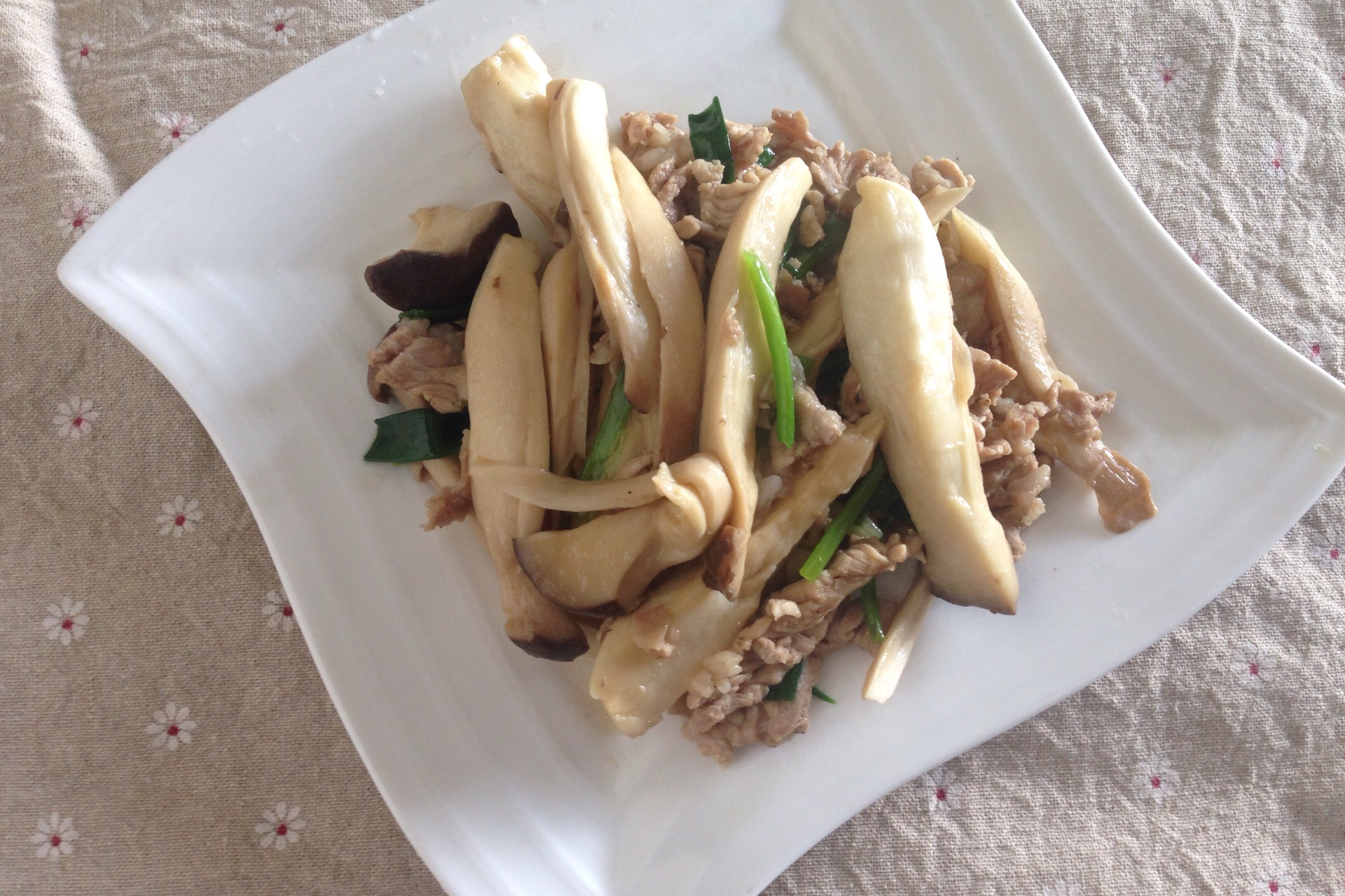 猪肚菇炒肉片