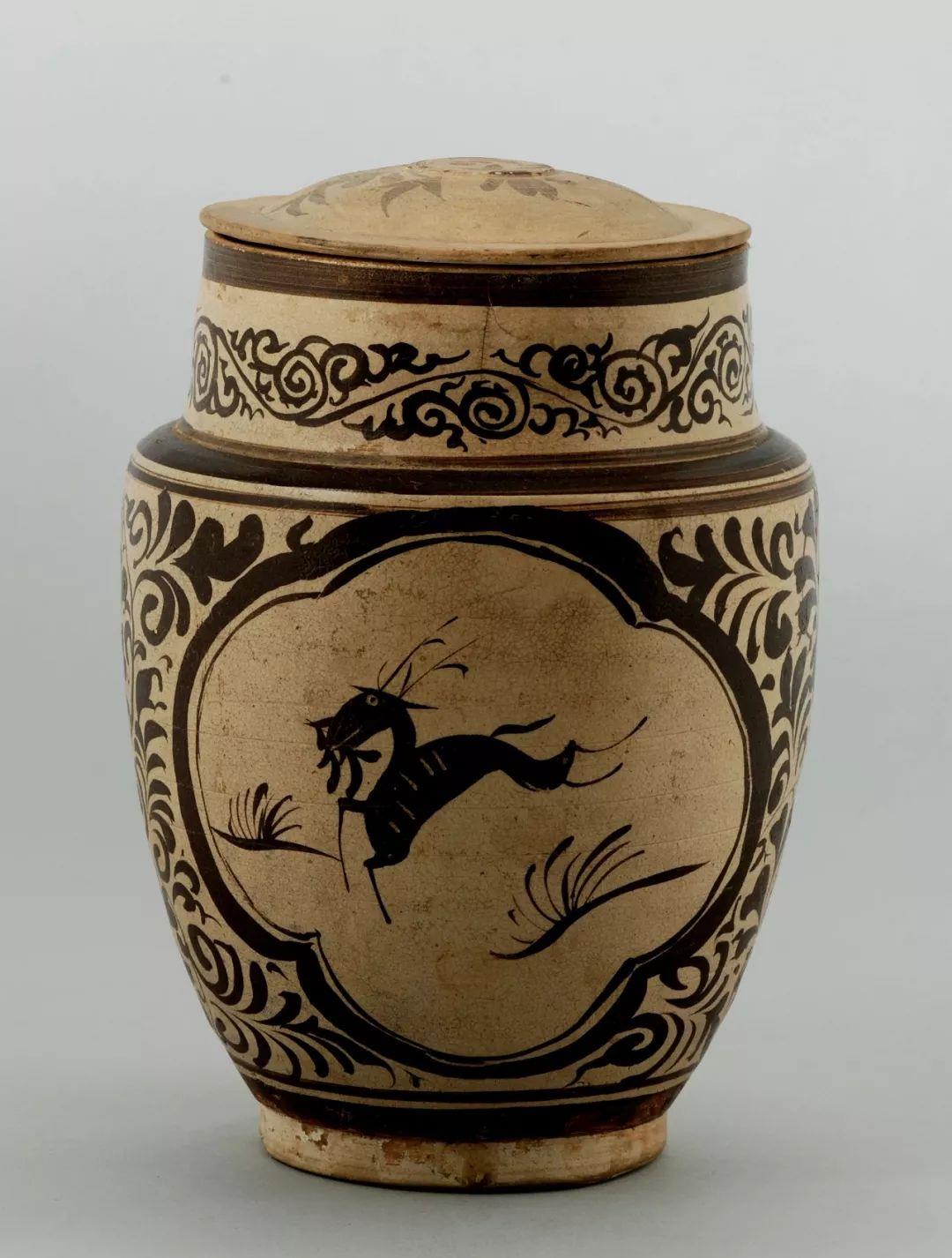 釉下彩绘跃鹿纹罐