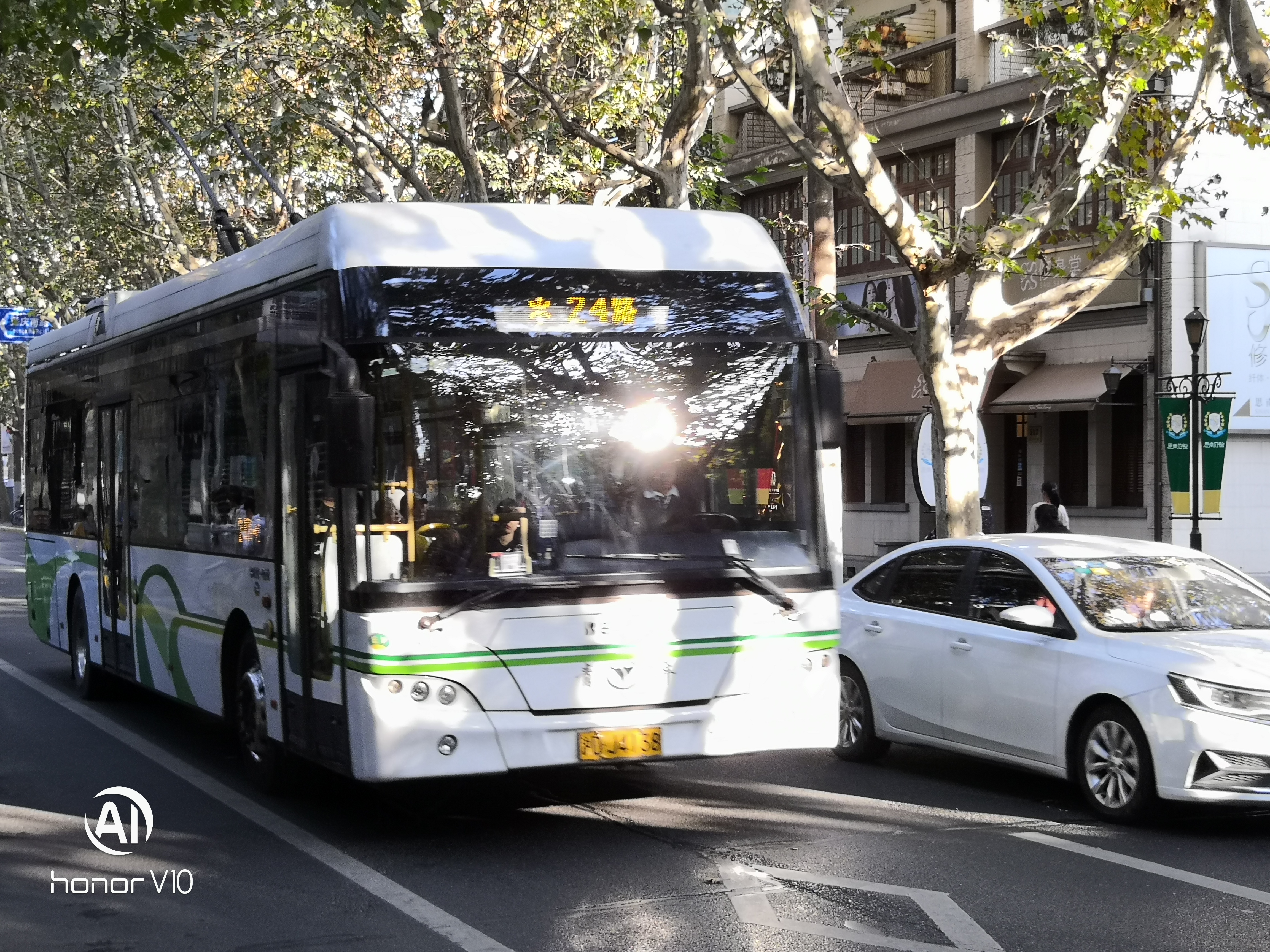 data-lemmaid="127743">上海市中心的一条无轨电车线路,开通于