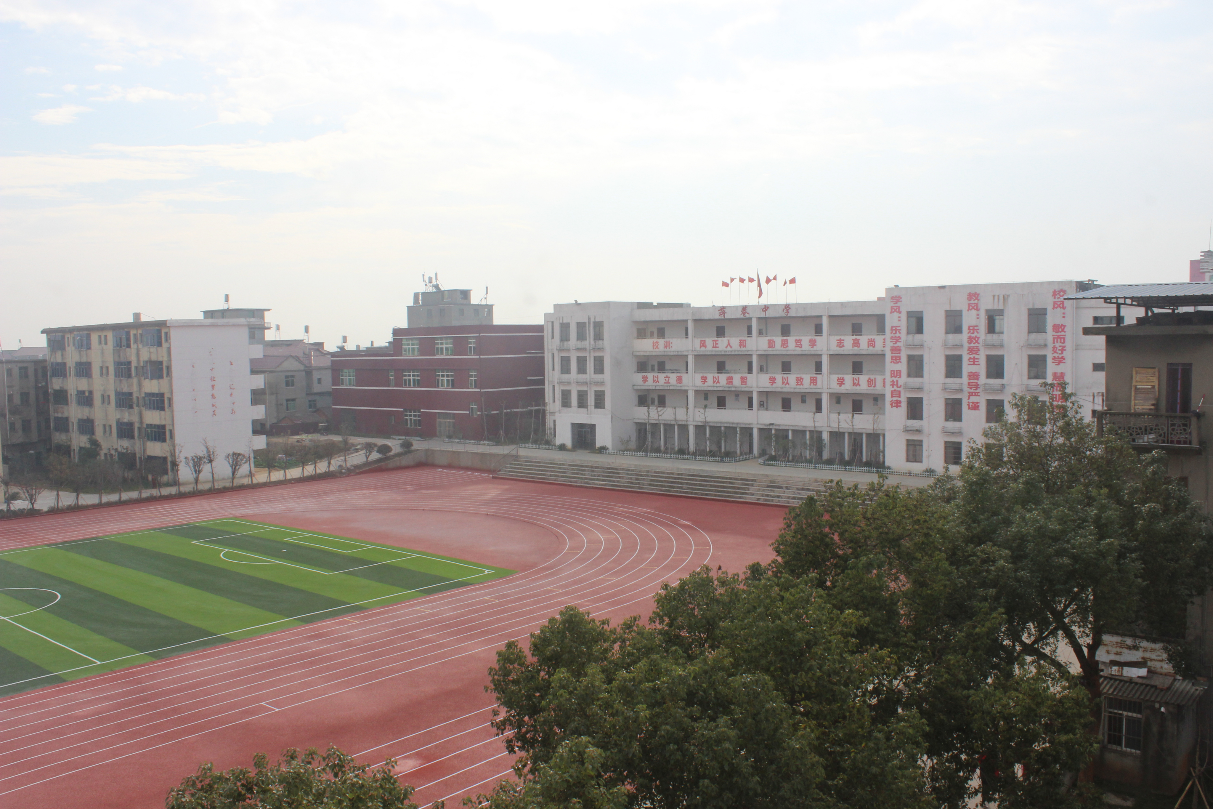 创建于一九八六年,现校址已于2003年8月22日搬迁至原蒋巷中学校园内